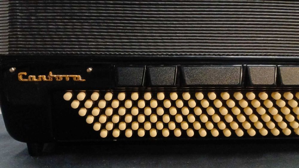 Acordeon Weltmeister Cantora – Ediție MIDI, placat cu aur de 24k