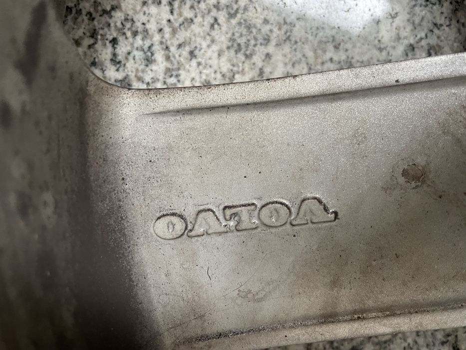 Гуми  Yokohama  215 55 16 с джанти Volvo 16 цола
