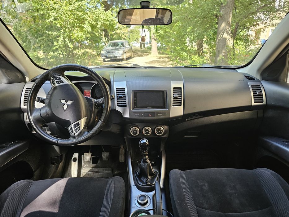 Mitsubishi Outlander  2.0 diesel ,7 locuri , 4×4 unic proprietar in Ro