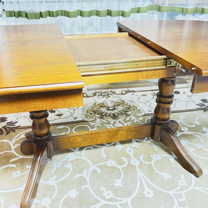 Стол овальной форме. Дуб