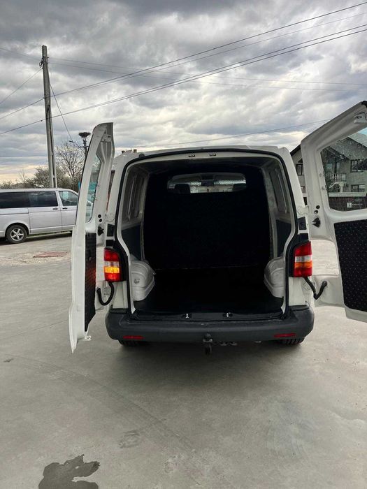 Vand Volkswagen Transporter T5 cu 6 locuri și dubă an 2007 maxim de lung