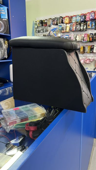 Подлоготник на авто