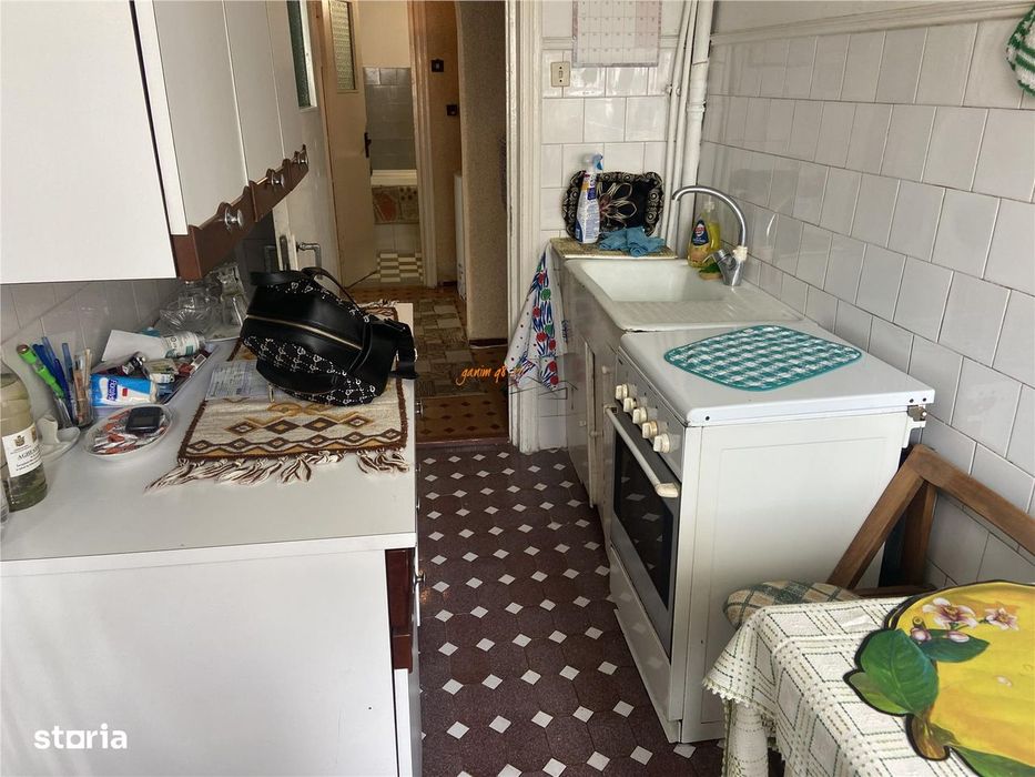 Apartament 3 camere , zona Scoala nr 10 , et 78 , decomandat , liber