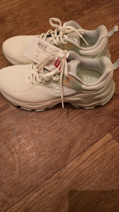 Новые брендовые кроссовки.