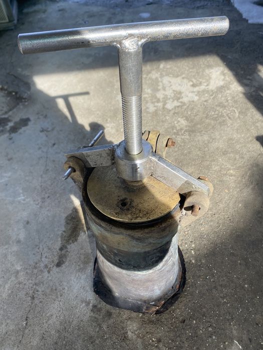 Изтекател за голям меден казан.