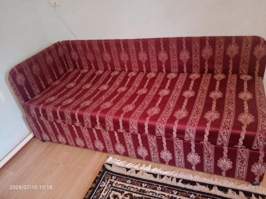 Кровать внизу комод