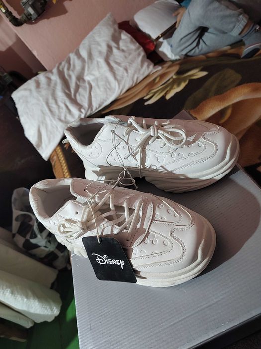 Adidași Disney cine doreste