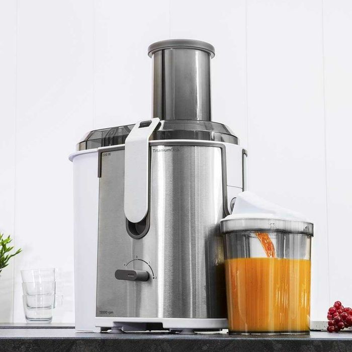 Сокоизстисквачка Cecotec Orbital StrongTitanium 19000 XXL за плодове и зеленчуци. 19000 об/мин, 1300W, XXL, диск с титаниево покритие, без BPA.