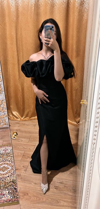 Вечернее платье с рюшами и корсетом