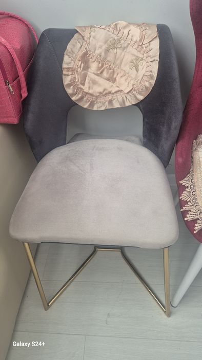 Продам Мягкий стул с железными ножками  15000