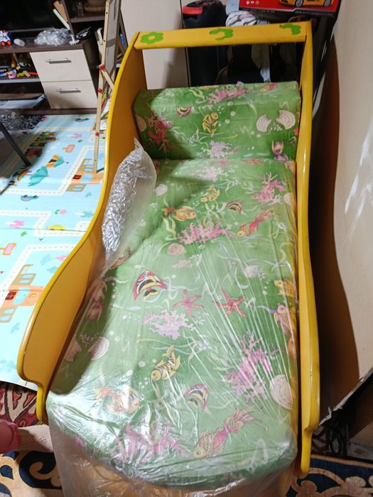 Кровать в виде машинки.