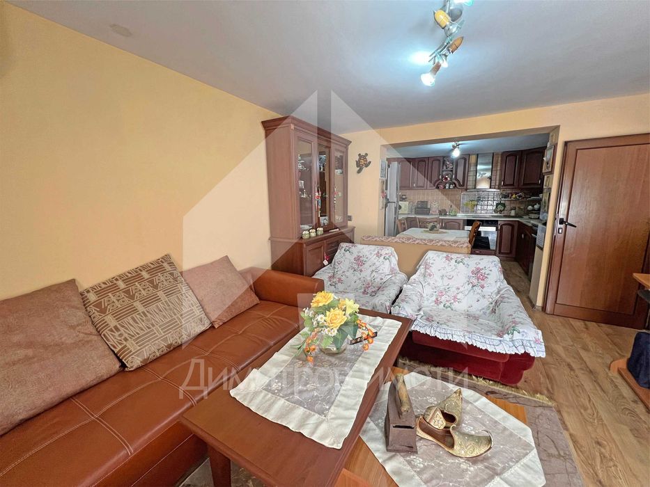 Продава еднофамилна, тухлена къща с 2 ДКА двор на 70 км от Варна.