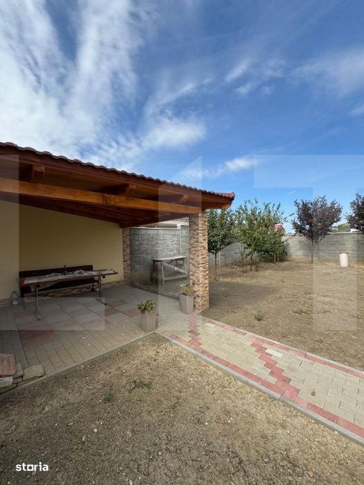 Casa Indivuala de vanzare-5 camere-4 bai-toate utilitatile.