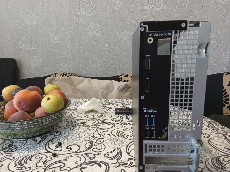 Маркова компютърна кутия Dell Vostro 3030SF със захранване дънна платка и лицензиран Уиндоус 11 про.