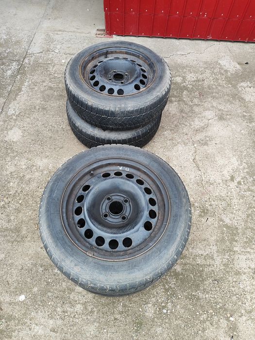 Vând jante  de tablă cu cauciucuri