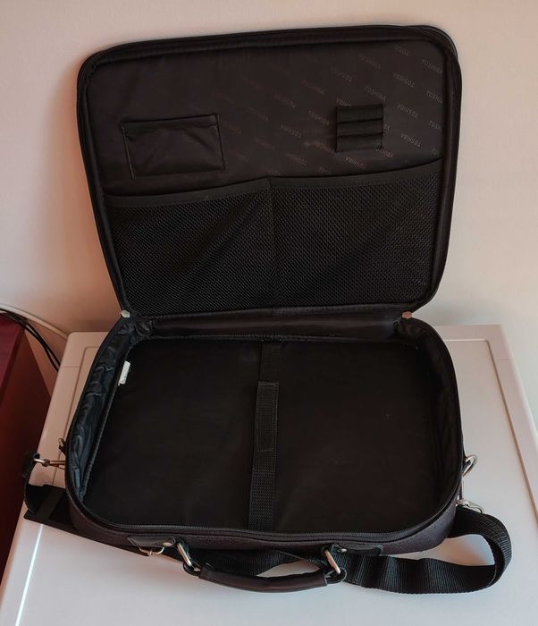 Geanta laptop design standard, culoare negru.
