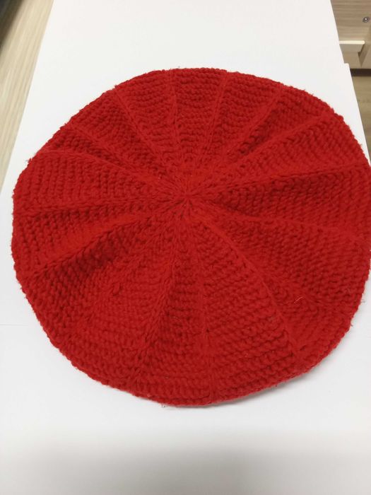 Bereta dama, impletita manual