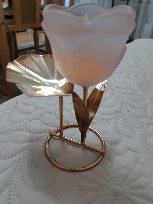 Продавам красив свещник цвете