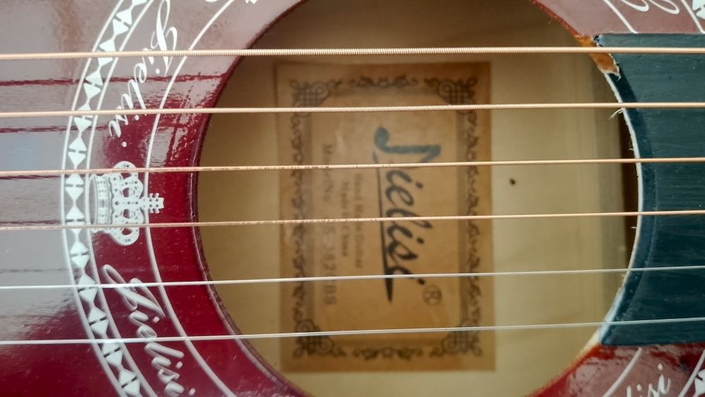 Ishlatilmagan yangi saqlangan gitara Samarqandda