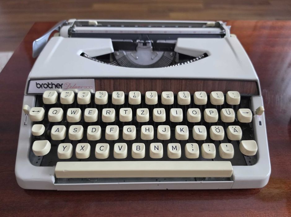 Mașină de scris Japoneză - Brother Deluxe 900 (Anii '70) - Design cu inserție lemn
