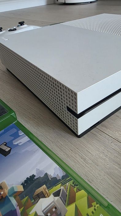 Xbox one S 1 tb.