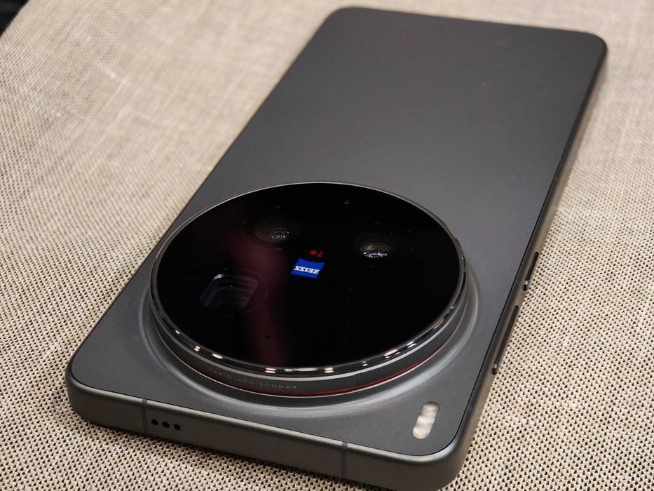 Нов Vivo X300 Ultra 12/512 - 6.82"; SD8 Elite Gen5; Zeiss 200mpx; 6600mAh 100w
