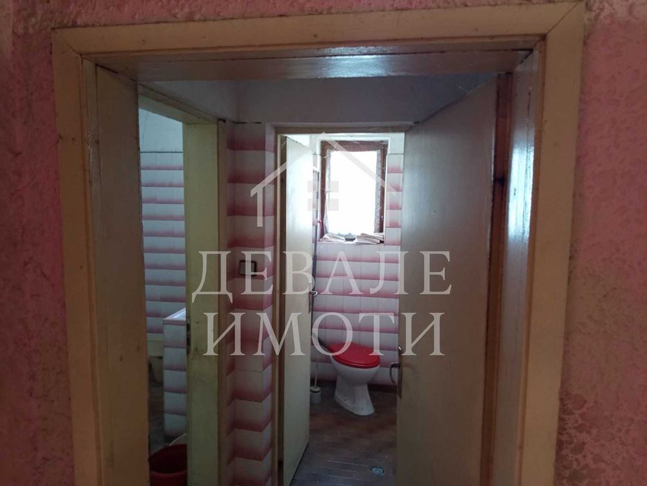 Продава се масивна двуетажна къща в центъра