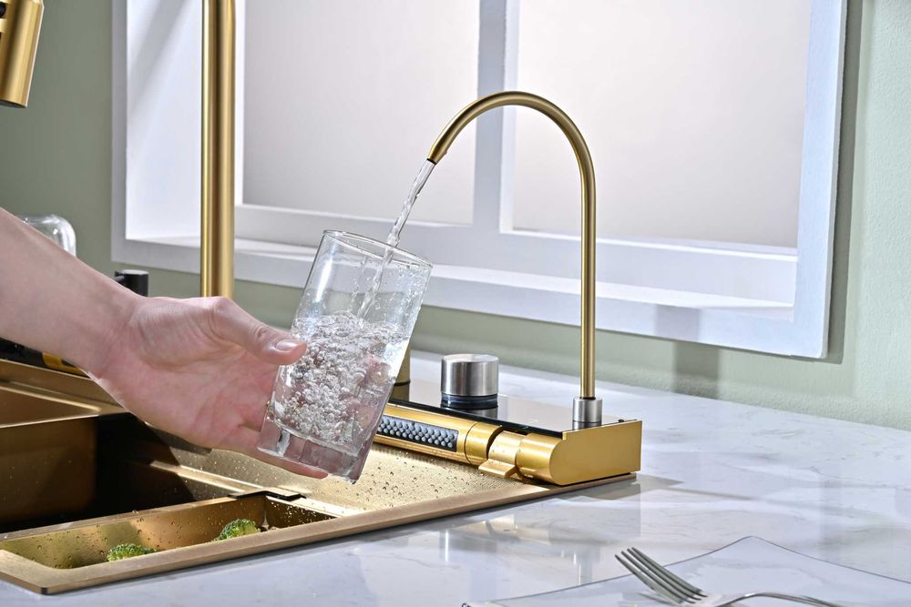 Златна мултифункционална кухненска мивка с регулируем двоен водопад