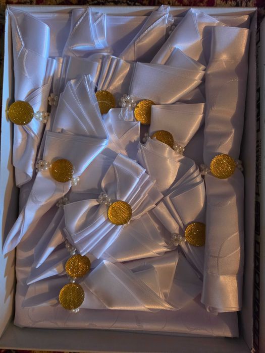 Set de lux Masă Festivă 17 piese – Față de masă + 8 Șervețele cu Inele Perle