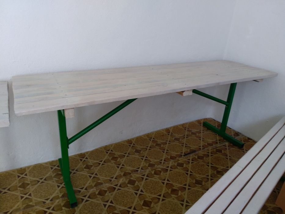 Темір аяқты столдар сатылады.