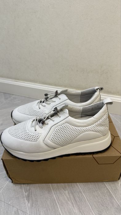 Продам женские кроссовки