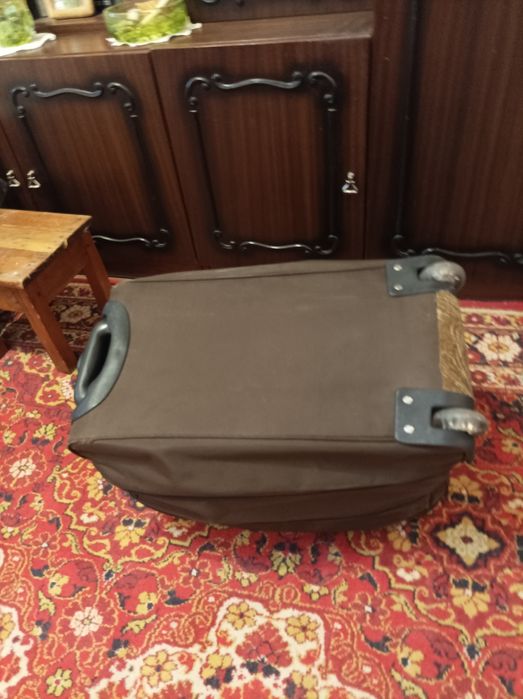 Сумка-чемодан с ручкой на колесах