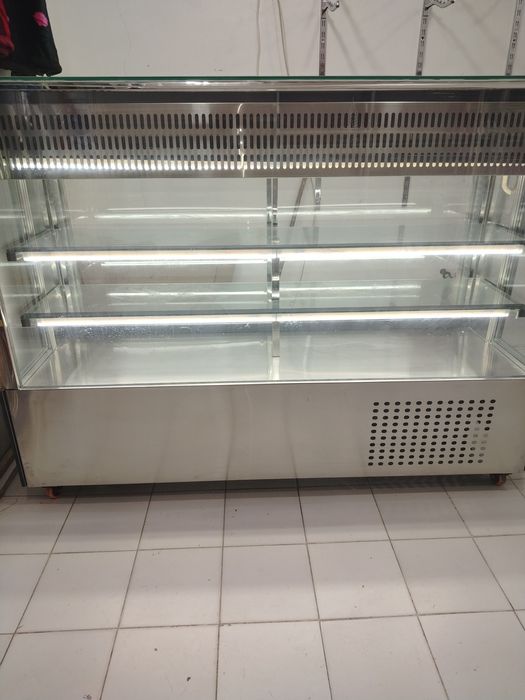 Vitrina Xolodelnik sotiladi