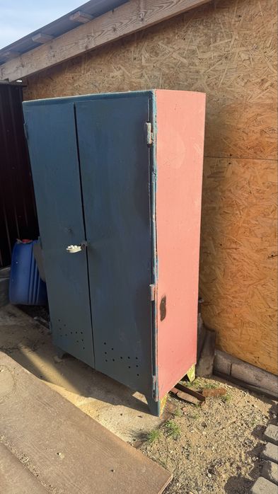Продам железный шкаф