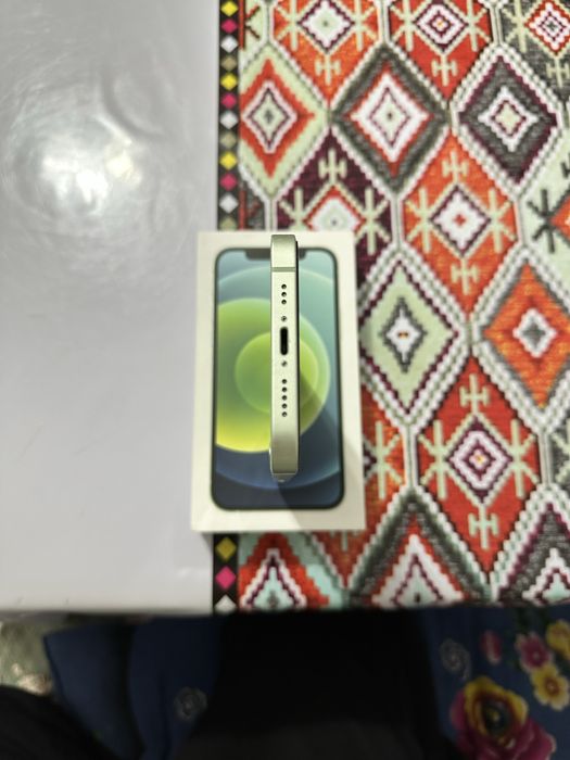 Продам айфон 12