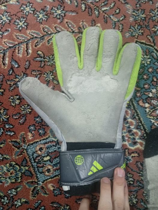 Вратарские перчатки