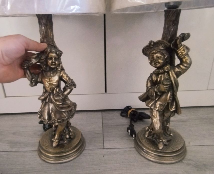 Două veioze vechi, deosebite din rășină, pentru colectionari.