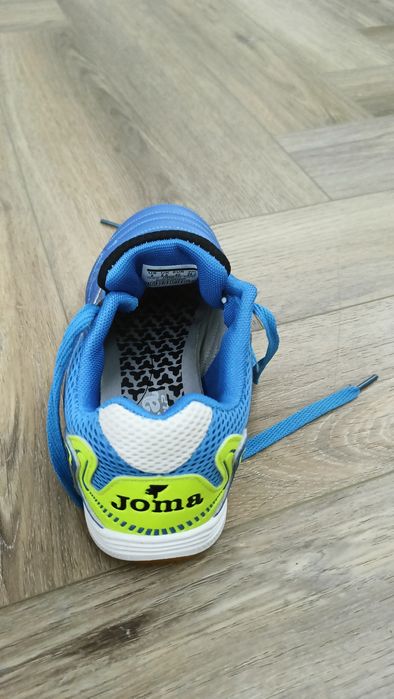 Кроссовки спортивные