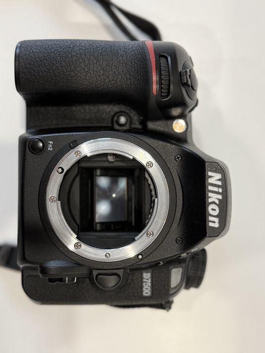 Aparat foto DSLR Nikon D7500