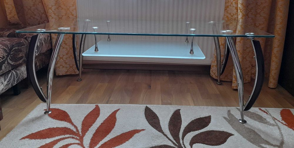 Стъклена холна маса