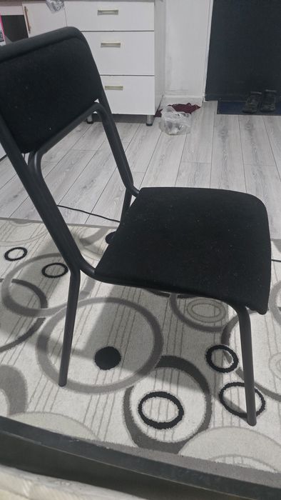 Барные стулья и простые стулья