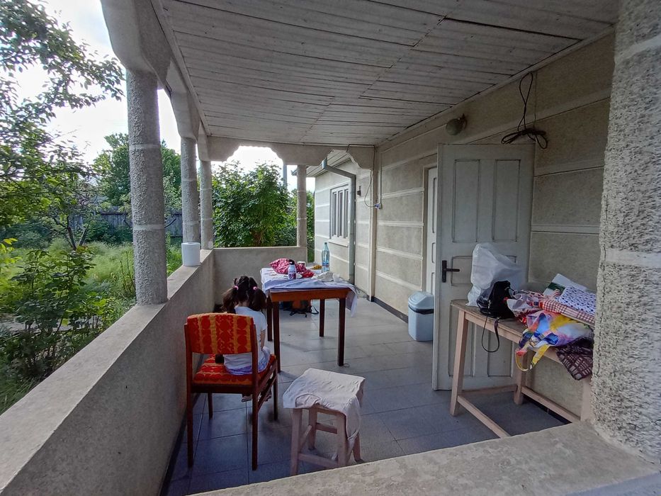 Casa si teren Slobozia Conachi (la 25km de Galati), 4 camere, 100mp utili, 740mp teren, zona linistita, neinundabil, intre case