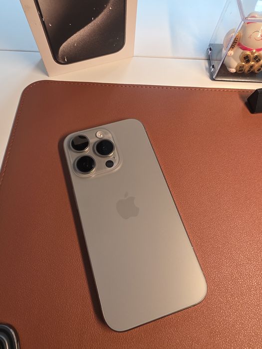iPhone 15 Pro  с аксесоари