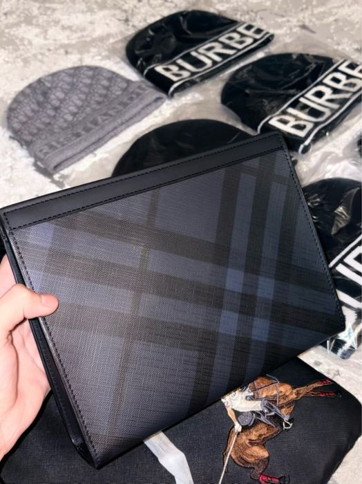 Шапка Burbbery , клатч Burbbery