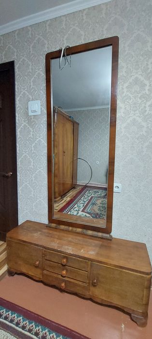 продам дубовый шифоньер и трюмо, требует реставрации.  500.000 сум