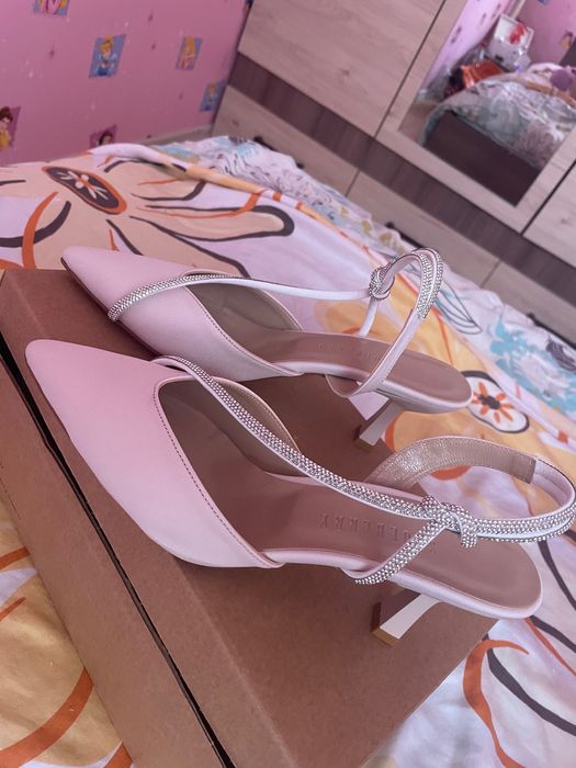 Бежави токчета с блестящи камъни