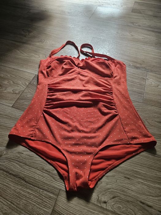 Costum de baie dintr-o singura piesa