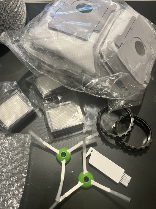 Прахосмукачка робот IRobot Roomba i7+ със станция