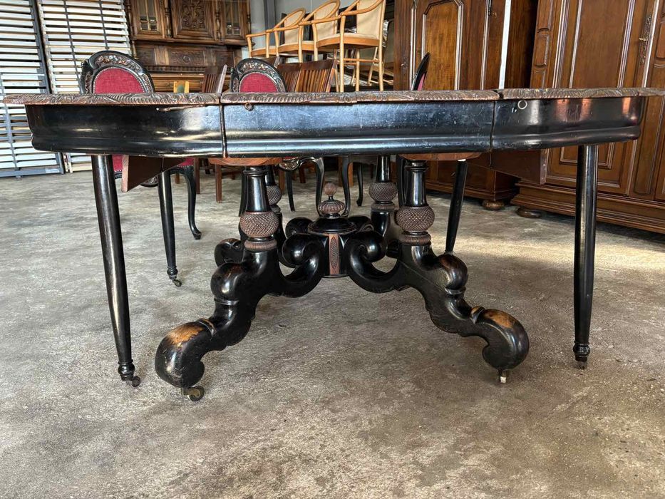 Антикварна дъбова, разтегателна трапезна маса с шест стола