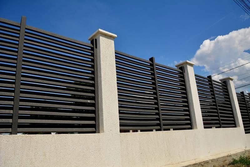 Garduri si porti din sipca metalica, panouri stil jaluzele, tabla cutata, plasa bordurata, fier forjat, BCA si beton si alte modele disponibile
